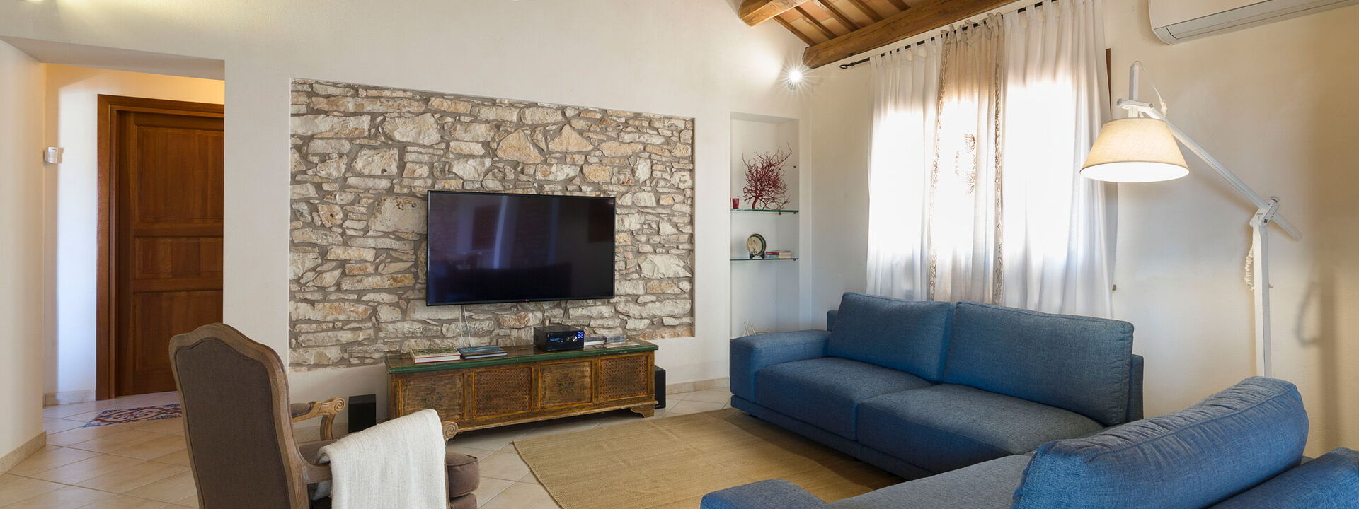 Mirabilia - Tangi, Sicilia: Automne, Été, Printemps, Salon