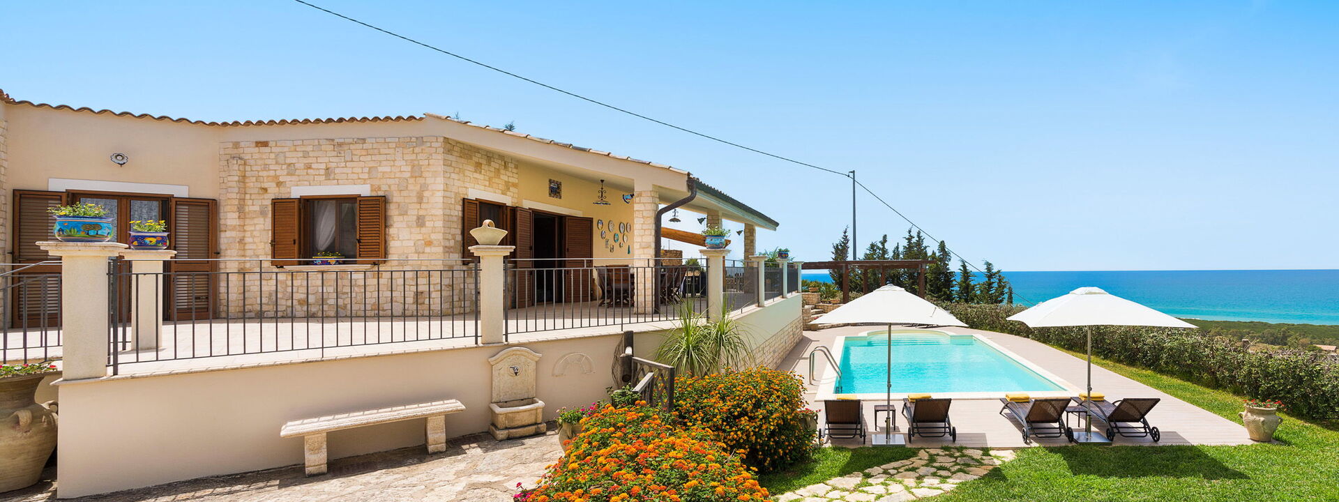 Villa Vistamare - Montallegro, Sicilia: Ansichten, Außen, Balkon / Terrasse / Patio, Draussen, Frühling, Garten, Herbst, Schwimmbad, Sommer