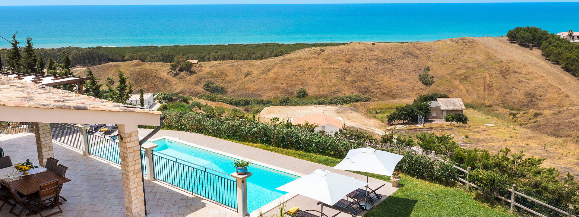 Villa Vistamare - Montallegro, Sicilia: Ansichten, Außen, Balkon / Terrasse / Patio, Draussen, Frühling, Garten, Herbst, Schwimmbad, Sommer