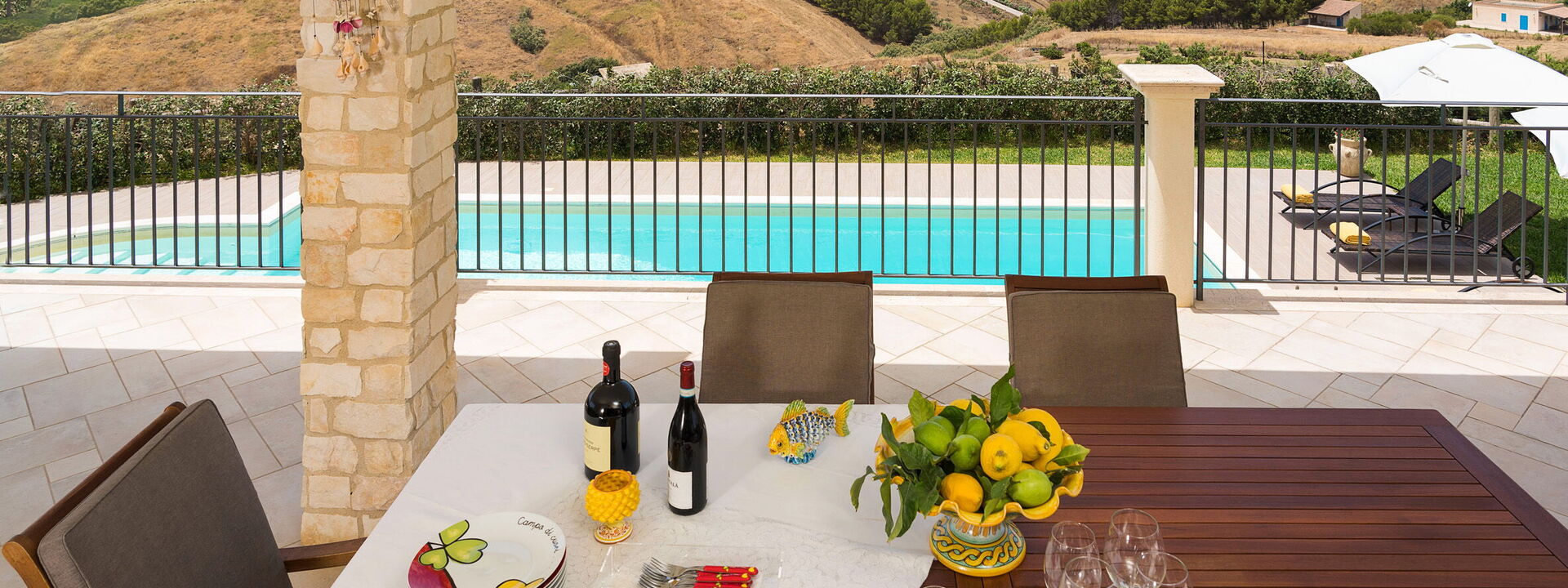 Villa Vistamare - Montallegro, Sicilia: Ansichten, Außen, Balkon / Terrasse / Patio, Draussen, Frühling, Garten, Herbst, Schwimmbad, Sommer