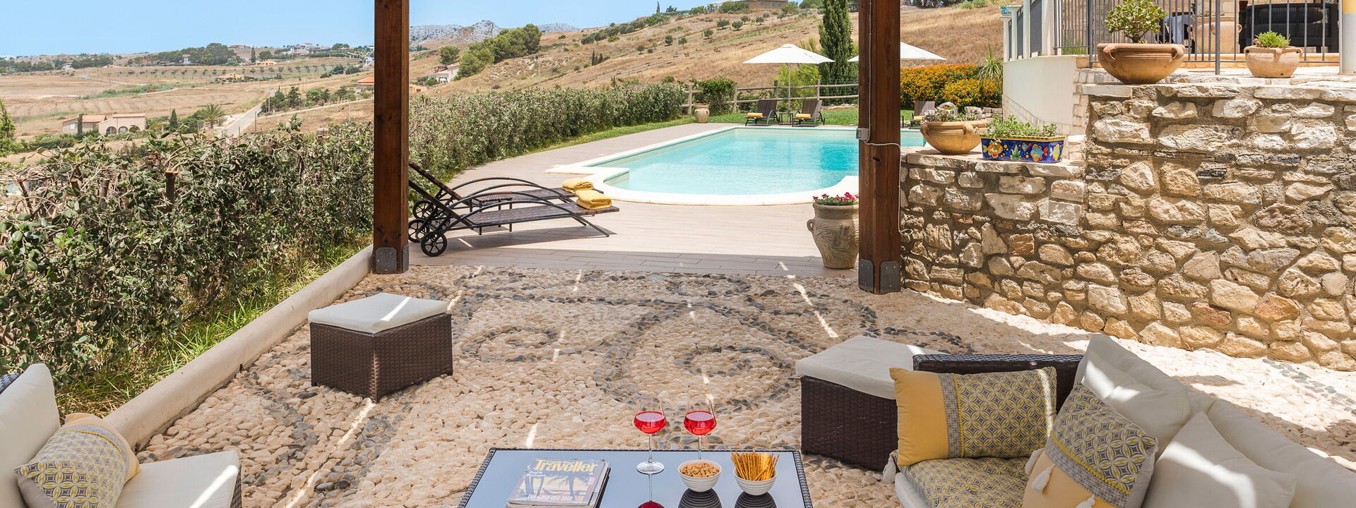 Villa Vistamare - Montallegro, Sicilia: Ansichten, Außen, Balkon / Terrasse / Patio, Draussen, Frühling, Herbst, Schwimmbad, Sommer