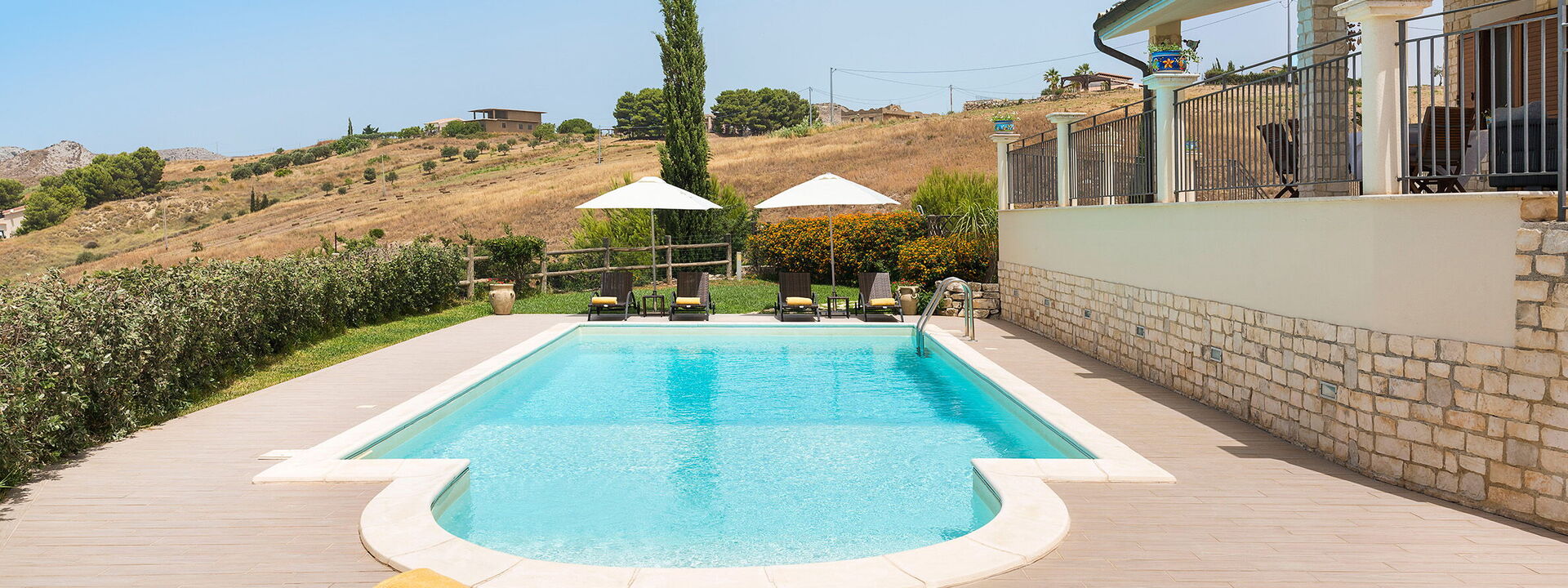 Villa Vistamare - Montallegro, Sicilia: Ansichten, Außen, Balkon / Terrasse / Patio, Draussen, Frühling, Garten, Herbst, Schwimmbad, Sommer