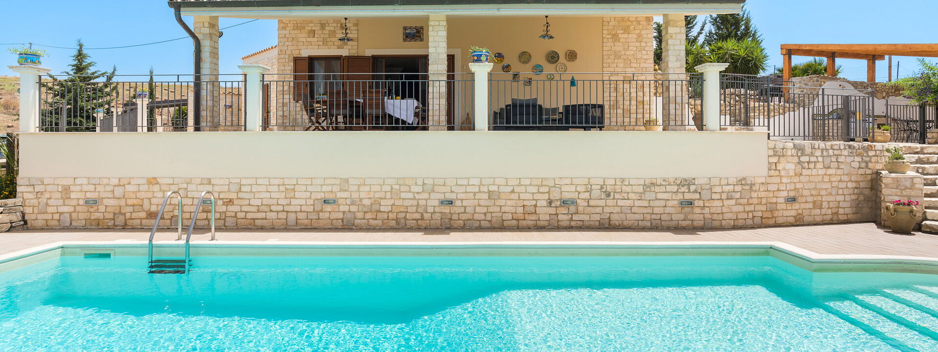 Villa Vistamare - Montallegro, Sicilia: Außen, Balkon / Terrasse / Patio, Draussen, Frühling, Herbst, Schwimmbad, Sommer