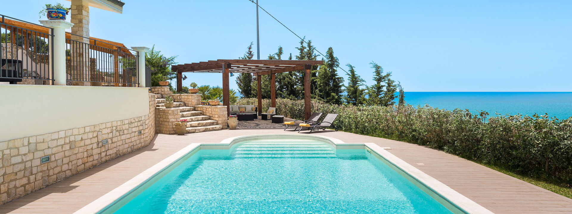 Villa Vistamare - Montallegro, Sicilia: Ansichten, Außen, Balkon / Terrasse / Patio, Draussen, Frühling, Garten, Herbst, Schwimmbad, Sommer