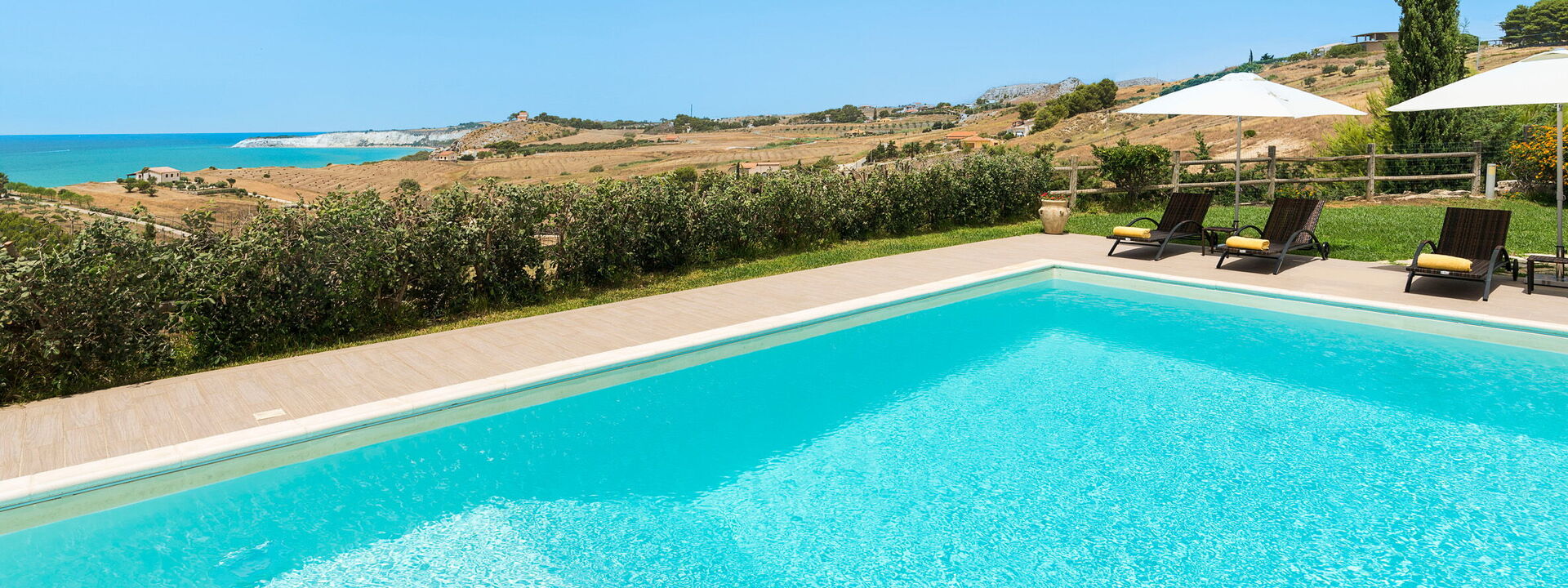 Villa Vistamare - Montallegro, Sicilia: Ansichten, Außen, Balkon / Terrasse / Patio, Draussen, Frühling, Garten, Herbst, Schwimmbad, Sommer