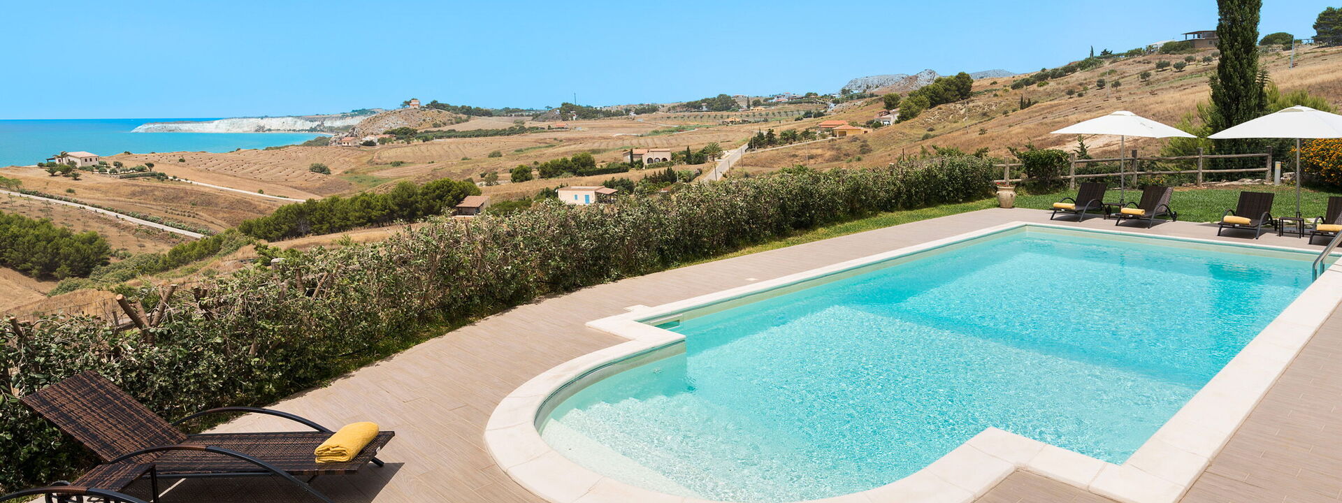 Villa Vistamare - Montallegro, Sicilia: Ansichten, Außen, Balkon / Terrasse / Patio, Draussen, Frühling, Garten, Herbst, Schwimmbad, Sommer