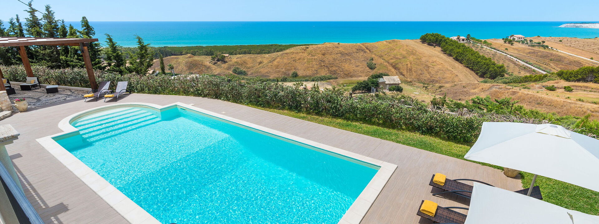 Villa Vistamare - Montallegro, Sicilia: Ansichten, Außen, Balkon / Terrasse / Patio, Draussen, Frühling, Garten, Herbst, Schwimmbad, Sommer