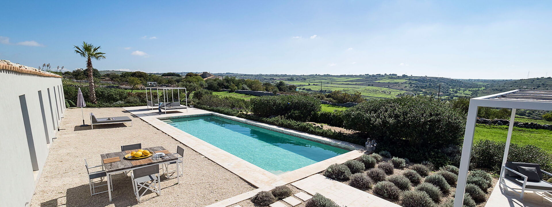 Villa Carmelita - Ragusa, Sicilia: Ansichten, Außen, Balkon / Terrasse / Patio, Frühling, Garten, Herbst, Schwimmbad, Sommer