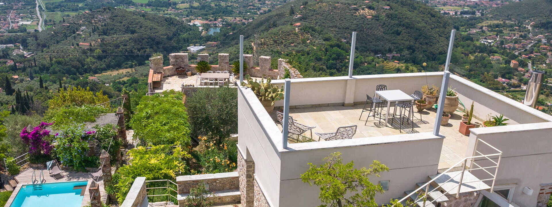 Villa Maestosa - Camaiore, Toscana: Automne, Balcon / Terrasse / Patio, bassin, Été, Extérieur, Extérieurs, Jardin, Printemps, Vues