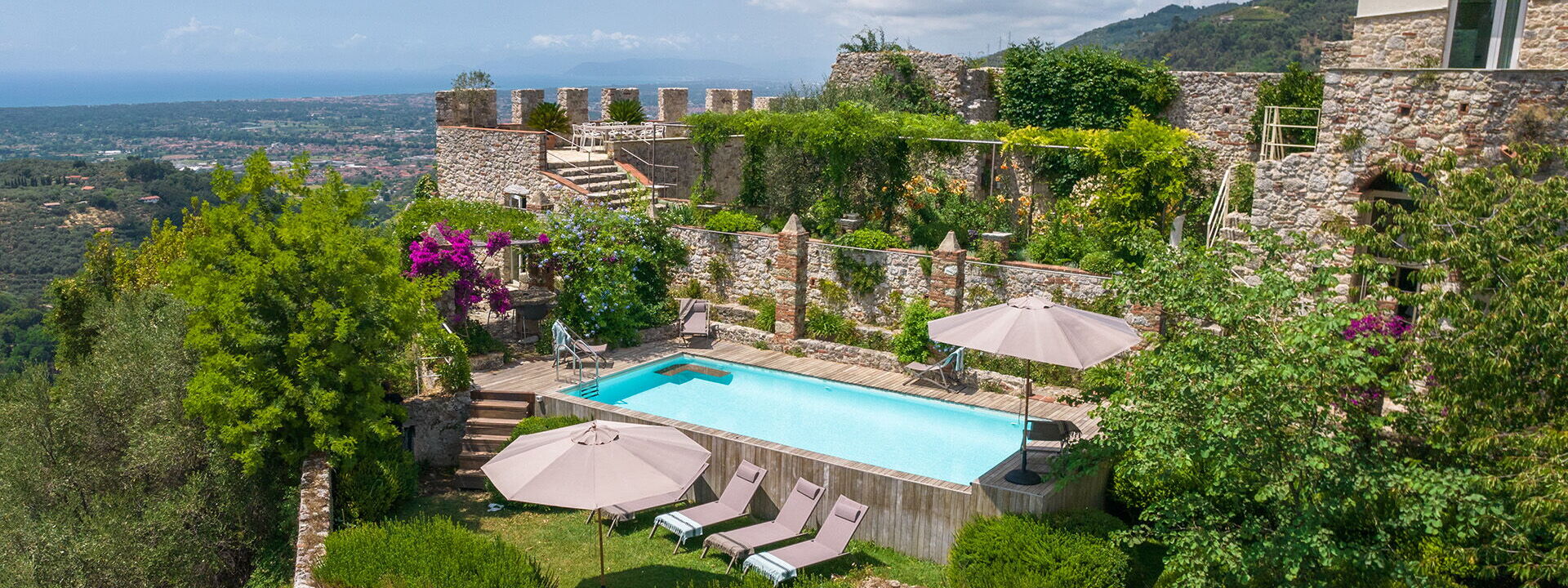 Villa Maestosa - Camaiore, Toscana: Automne, Balcon / Terrasse / Patio, bassin, Été, Extérieur, Extérieurs, Jardin, Printemps, Vues