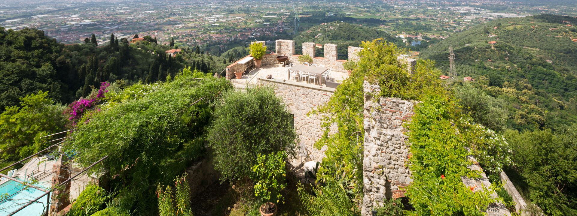 Villa Maestosa - Camaiore, Toscana: Automne, Balcon / Terrasse / Patio, bassin, Été, Extérieur, Extérieurs, Jardin, Printemps, Vues