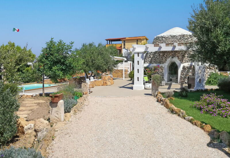 Villa Trullo - Torricella, Puglia: Außen, Balkon / Terrasse / Patio, Draussen, Frühling, Garten, Herbst, Schwimmbad, Sommer
