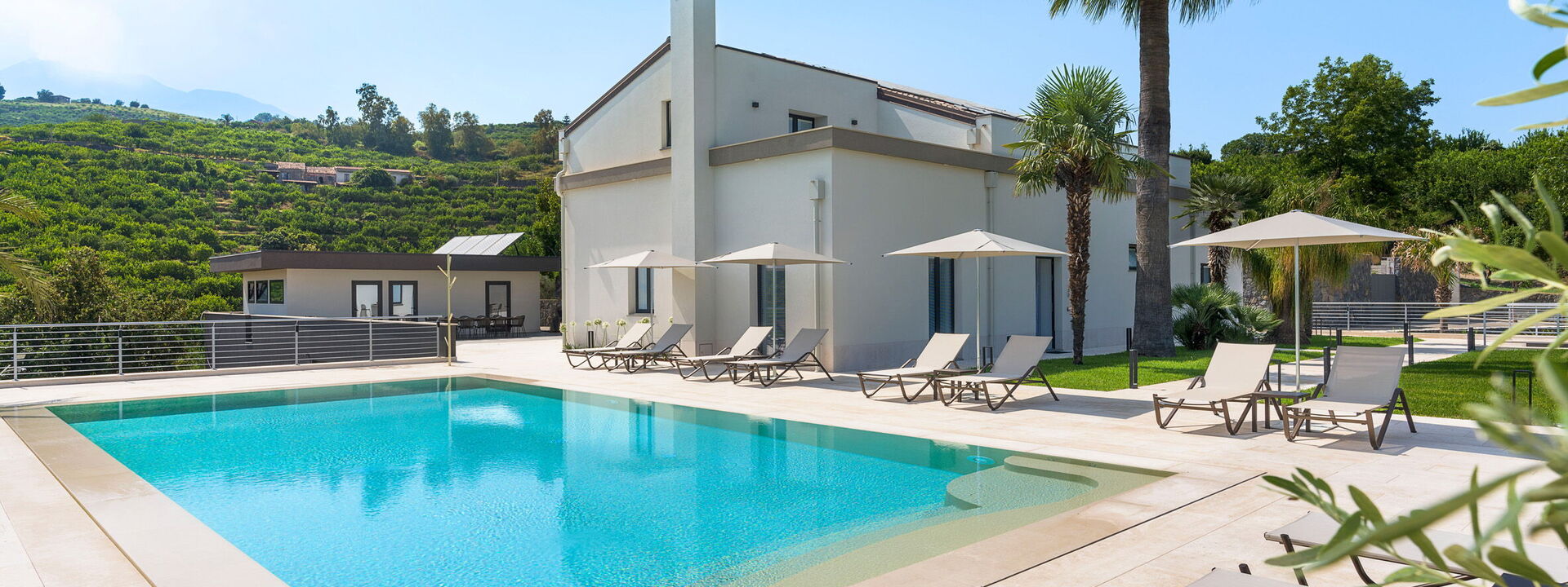 Villa Decoro - Mascali, Sicilia: Außen, Balkon / Terrasse / Patio, Draussen, Frühling, Garten, Herbst, Schwimmbad, Sommer