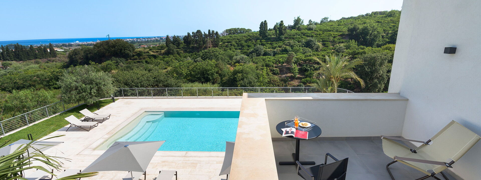 Villa Decoro - Mascali, Sicilia: Ansichten, Außen, Balkon / Terrasse / Patio, Draussen, Frühling, Herbst, Schwimmbad, Sommer