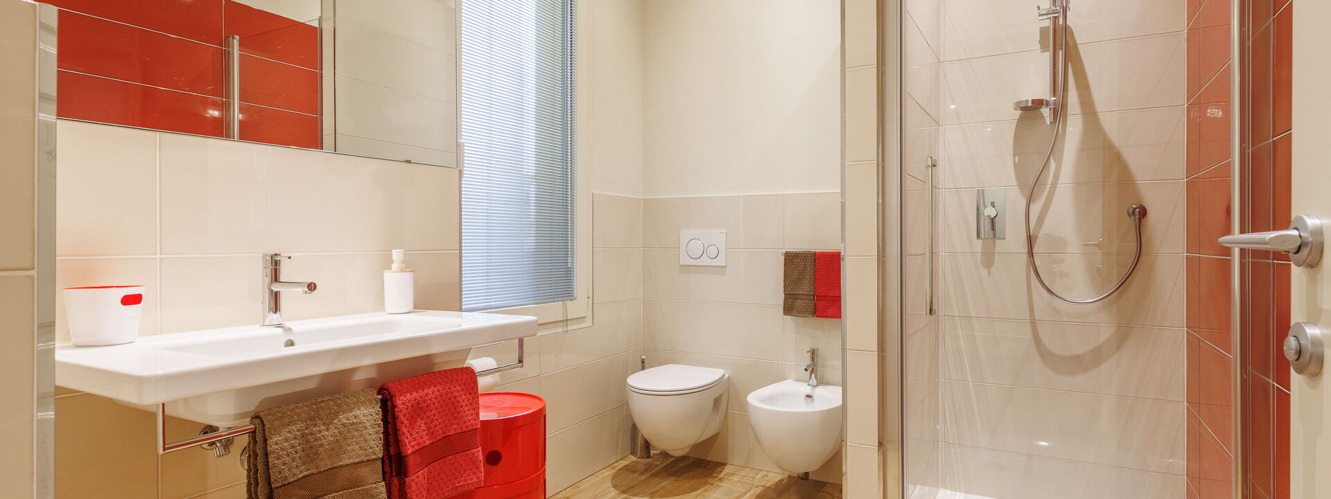 Lucy Florence Charming Modern Apartment Near Piazza Della Libertà: Autunno, Bagno, Estate, Inverno, Primavera