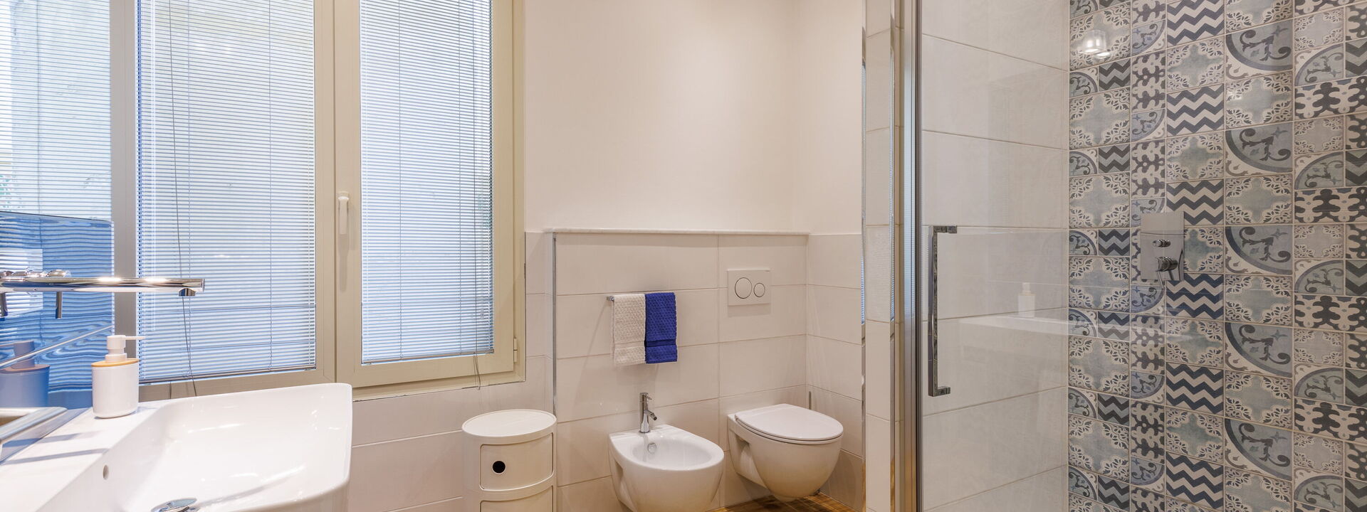 Lucy Florence Charming Modern Apartment Near Piazza Della Libertà: Autunno, Bagno, Estate, Inverno, Primavera