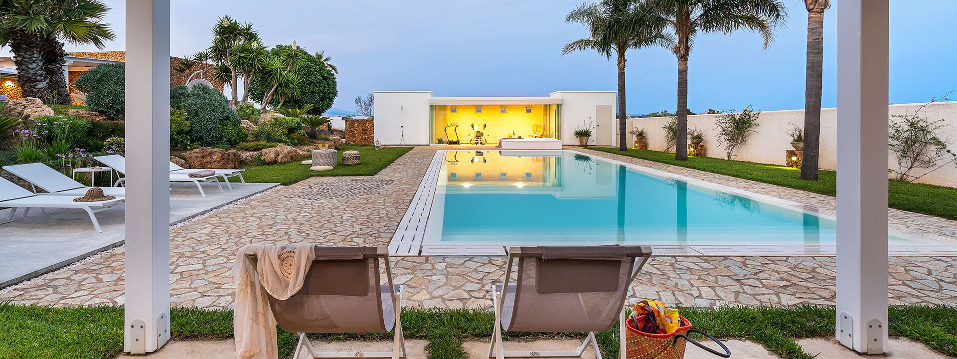 Casa Ocra - Misiliscemi, Sicilia: Außen, Balkon / Terrasse / Patio, Draussen, Frühling, Garten, Herbst, Schwimmbad, Sommer