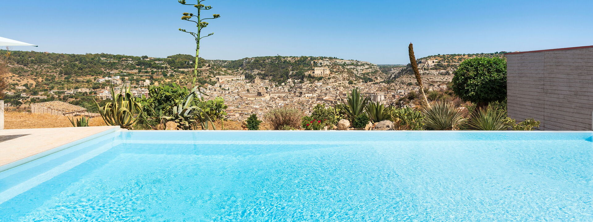 Casa Masseria - Scicli, Sicilia: Ansichten, Frühling, Herbst, Schwimmbad, Sommer