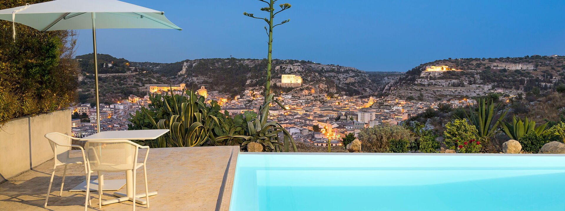 Casa Masseria - Scicli, Sicilia: Ansichten, Außen, Balkon / Terrasse / Patio, Draussen, Frühling, Herbst, Schwimmbad, Sommer